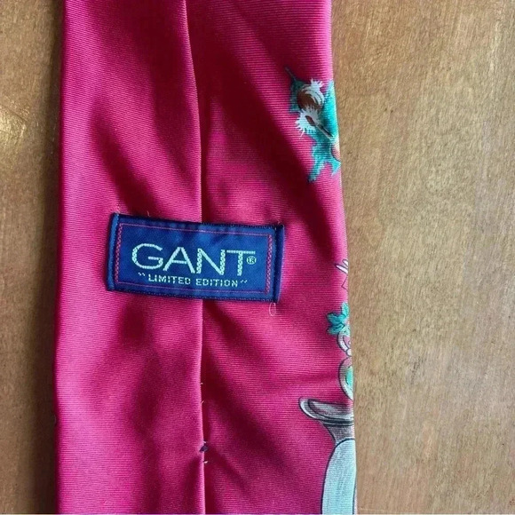VTG Gant Christmas Tie 100% Silk “Limited Edition” Santa Mistletoe Made In USA - Picture 4 of 6